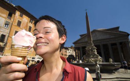 Una mujer come helado frente al Panteón de Roma.