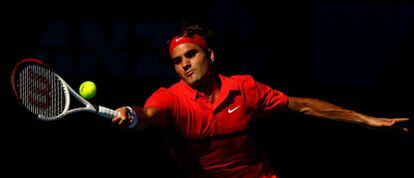 Federer devuelve un golpe en su partido de cuartos contra Del Potro.