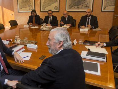 El ministro de Fomento, Íñigo de la Serna, el secretario de Estado de Infraestructuras, Julio Gomez Pomar, y el presidente de Adif, Juan Bravo Rivera, durante una reciente reunión con representantes de la Generalitat de Cataluña.