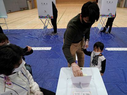 Un votante con mascarilla en un colegio electoral de Seúl, el pasado 15 de abril.