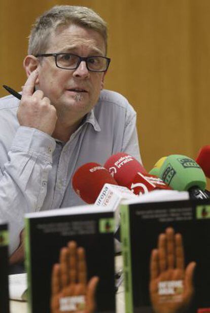 El secretario de SOS Racismo, Mikel Mazkiaran, durante la rueda de prensa en el Centro Comunitario Casino de la Reina.