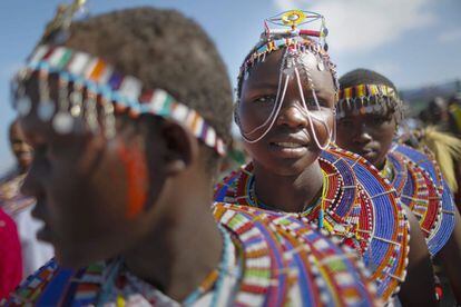 Mujeres masai acompañan a los hombres de su aldea para competir en los Juegos Olímpicos. El evento tiene como objetivo cambiar la mentalidad de los jóvenes masai, cuya tradicional caza del león era un importante ritual para conmemorar su llegada a la mayoría de edad.