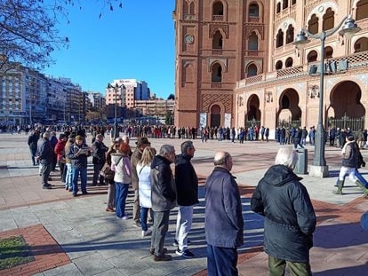 Colas de jubilados y jóvenes en Las Ventas para adquirir los abonos gratuitos, el pasado 27 de enero.