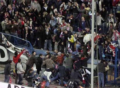 Los hinchas derriban una valla