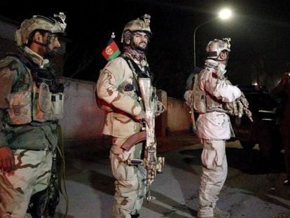 Militars afganesos als voltants de l'ambaixada.