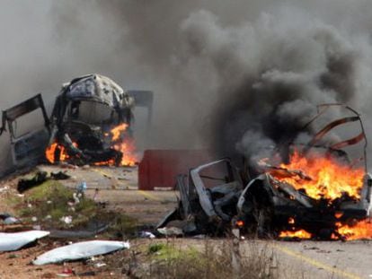 Vehículos en llamas en Ghayar, este miércoles, cuando se registró el incidente entre Hezbolá y el Ejército israelí.