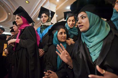 Varias mujeres se gradúan en Lengua y Literatura en la Universidad de Kabul, en 2010.