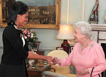 La reina Isabel, ayer en palacio con Michelle Obama.