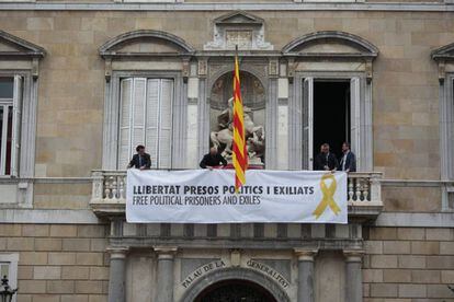 El Govern ha penjat una pancarta a la façana del Palau de la Generalitat.