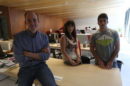 De izquierda a derecha, el profesor Antonio Rodríguez Ruibal con los estudiantes Estefanía Ríos, grado de periodismo, y Eduardo Pache, en la Udima.