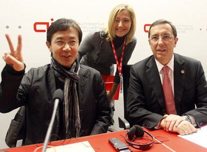 Tetsuya Kaida (directivo de Toyota), Inés Anitua (directora del centro de automoción de Amorebieta) y José Luis Bilbao, en la firma de un convenio.