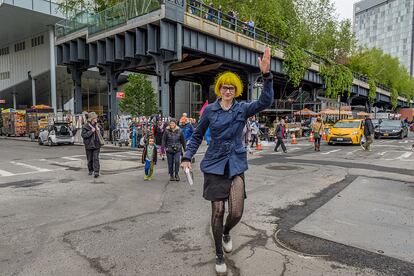 Una mujer caracterizada como Jane Jacobs acompaña a un grupo de paseantes por Nueva York en 2016.