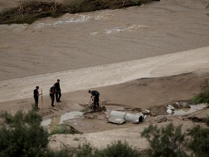 Trabajos de búsqueda del hombre desaparecido por las inundaciones en Aldea del Fresno (Comunidad de Madrid), este lunes.