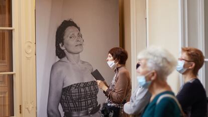 Visitantes al lado de imagen de Gala en la exposición 'Leda Atómica y otras representaciones de Gala en las obras de Salvador Dalí'.