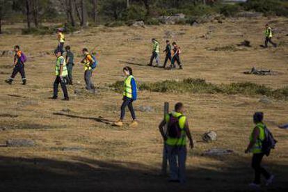 Un grupo de la Guardia Civil y voluntarios, durante una batida en el monte de A Curota, en 2016.