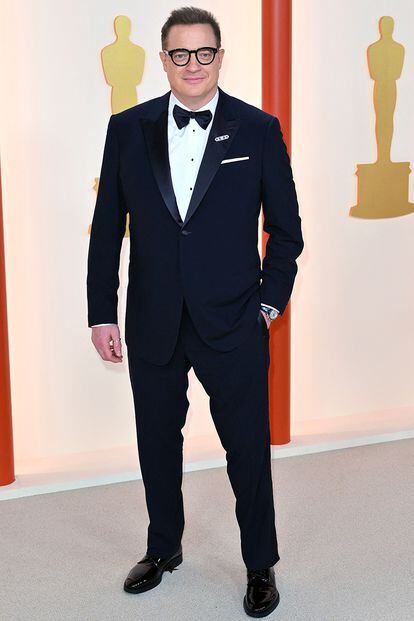 Brendan Fraser, ganador del premio a mejor actor por su papel en La ballena, con un esmoquin clásico de Giorgio Armani.
