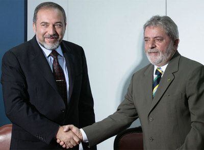Avigdor Lieberman (izquierda) saluda al presidente de Brasil, Luiz Inácio Lula da Silva.
