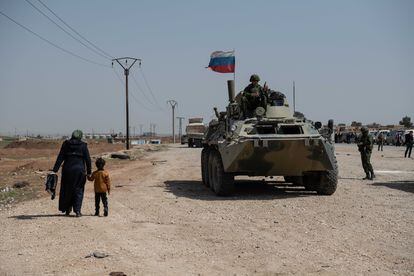 Soldados rusos escoltan a un convoy de civiles entre las localidades de Tell Tamer y Ein Issa en la autopista M4 y al noreste de Siria, frente activo entre las fuerzas kurdas y milicias locales pro-turcas.