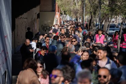 Ambiente en la entrada del polideportivo Antonio Magariños, donde se ha celebrado el acto de Sumar este domingo.