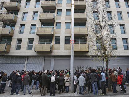 Una protesta de la PAH frente a un edificio con pisos vacíos en Barcelona.