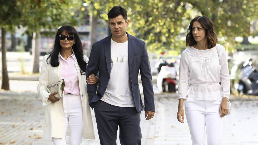 Javier Sánchez Santos junto a su madre y, a la derecha, su esposa, llegando a los juzgados de Valencia.