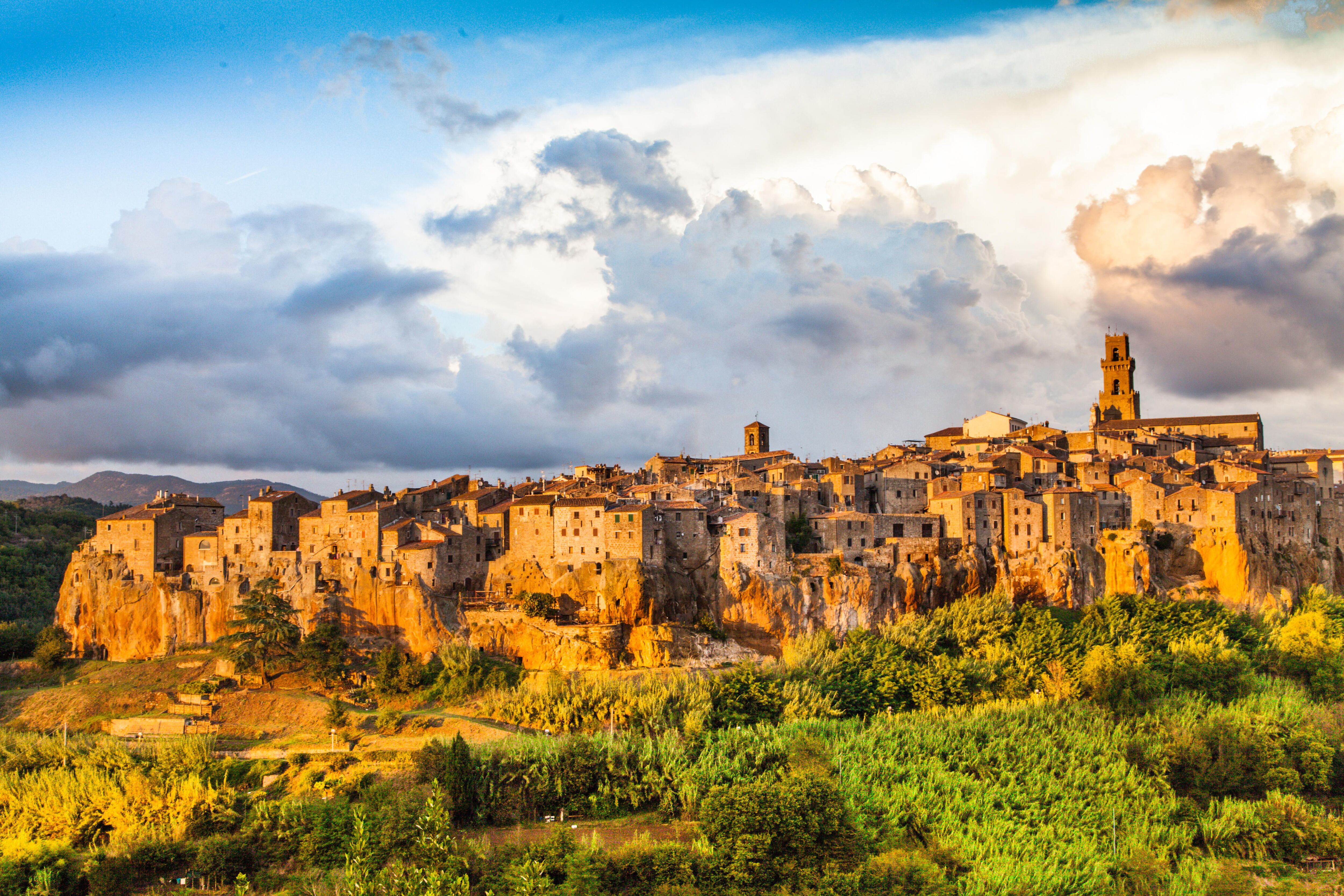 Vista al atardecer de la ciudad medieval de Pitigliano, en la Toscana (Italia).