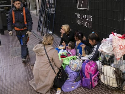 Una familia vive en situación de calle en Buenos Aires.