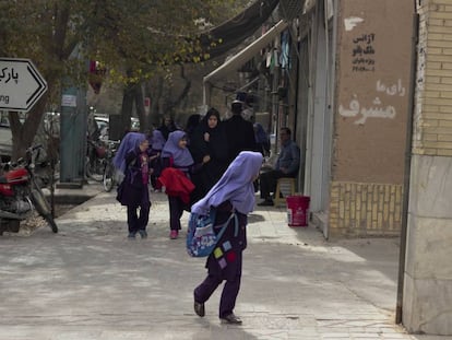 Ni&ntilde;as saliendo de un colegio en la ciudad de Yazr, en Ir&aacute;n. 