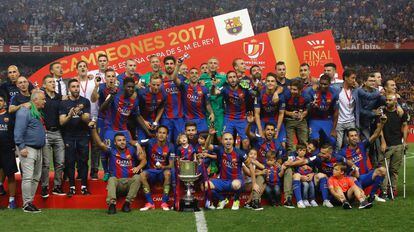 Los jugadores del Barcelona posan para los medios gráficos con el trofeo.