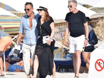 Bruce Springsteen y su esposa Patti con Calvin Klein, en Ibiza.