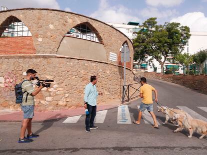 Unos periodistas en el lugar donde fue encontrado, en la madrugada del 13 de septiembre en la urbanización Benyamina en Torremolinos (Málaga), el cadáver de una joven, ahora identificada.