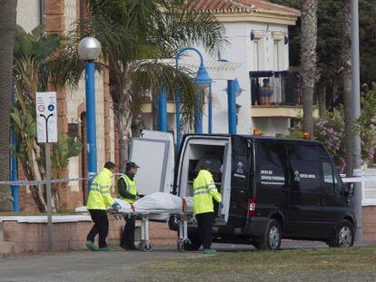 Traslado del cad&aacute;ver de la mujer asesinada en el Rinc&oacute;n de la Victoria. 