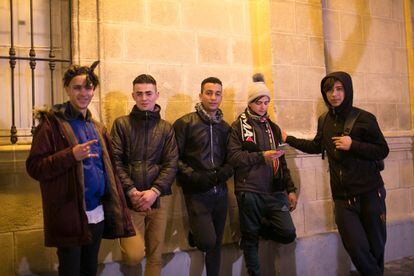 Un grupo de jóvenes inmigrantes hace tiempo en la plaza del Arenal de Jerez de la Frontera.