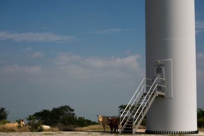 La torre de un aerogenerador, en el parque eólico La Mesa.