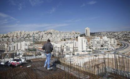 Un hombre trabaja en un edificio de apartamentos en construcci&oacute;n en el asentamiento jud&iacute;o de Har Homa, en Cisjordania, el pasado octubre. 