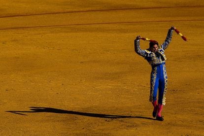 SEVILLE, SPAIN - MAY 01:  Bullfighter Rivera Ordonez 'Paquirri' performs with a  Daniel Ruiz ranch fighting bull at La Maestranza bullring on the second day of La feria de Abril (April's Fair) on May 1, 2017 in Seville, Spain. The Feria de Abril, which has a story dating back to 1857, takes place a fortnight after Easter each year. The origin of the fair was a cattle market but the event quickly turned its goal from commerce to having fun. More than one million local and international participants are expected to attend to Feria de Abril.  (Photo by David Ramos/Getty Images)