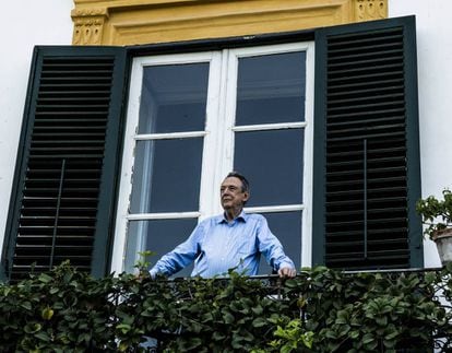 Gioacchino Lanza Tomasi, heredero de Lampedusa, asoma al balcón del palacio en el que este vivió sus últimos años.