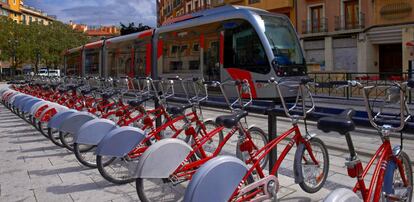 Tranvía y bicicletas compartidas en Zaragoza.