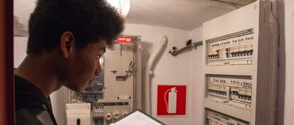 Inspección de un contador de luz.
