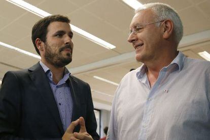 El candidato de IU a la presidencia del Gobierno, Alberto Garz&oacute;n, conversa con el coordinador general de IU, Cayo Lara, durante la reuni&oacute;n de la Presidencia Federal de IU, el pasado viernes.