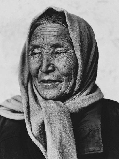 Las gentes nepalíes que se cruzaron, como esta anciana, les ayudaron a hacer frente a las duras condiciones de la expedición, llegándoles a cobijar en sus propias casas con sus familias.