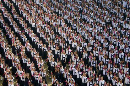 Miles de estudiantes y profesores de la escuela católica St. Scholastica's College, durante la presentación del baile "One Billion Rising", en el séptimo aniversario del movimiento mundial para ayudar a erradicar la violencia contra Mujeres y niños el día de San Valentín, el jueves 14 de febrero de 2019 en Manila (Filipinas).