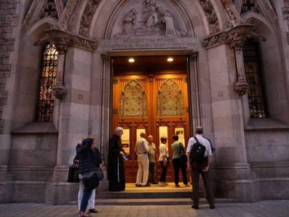 Algunos fieles entran en la iglesia de Nuestra Señora de Pompeya, en Barcelona, para asistir a la "Plegaria por el referéndum".