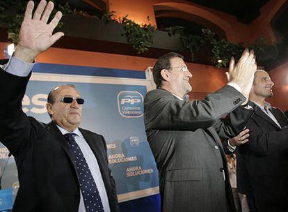 Carlos Fabra, Mariano Rajoy y Francisco Camps, en el mitin del PP en Castellón.