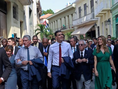 El presidente del Gobierno, Pedro Sánchez, y su esposa, Begoña Gómez, escuchan al historiador cubano, Eusebio Leal (segundo por la derecha), junto al presidente de Cuba, Miguel Díaz-Canel, y su esposa, Lis Cuesta Peraza, mientras recorren las calles de La Habana el 23 de noviembre.