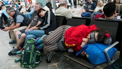 Pasajeros esperando en la terminal del aeropuerto de Heathrow.