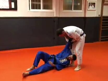 Teodoro García, secretario general del PP, hace una llave de judo.