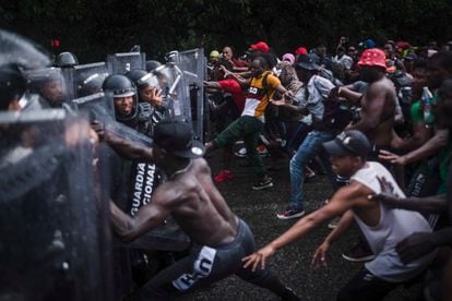 Hundreds of migrants clash with elements of the National Guard and Migration, on the Huehuetán highway (Chiapas) on August 28, 2021.