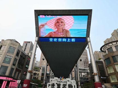 Promoción de la película Barbie en una pantalla gigante junto a un centro comercial de Pekín, el 20 de julio.