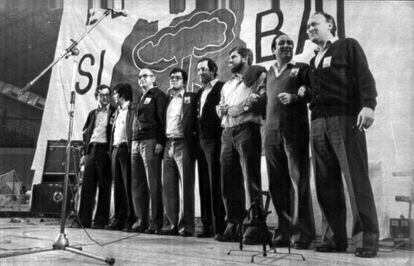 Mitin en defensa del estatuto vasco en San Sebastián, en 1970. De izquierda a derecha: Txiki Benegas (PSOE), Castells (ESB-ESEI), Mariano Zufía (EKA) , Gorrotxategi (PTE), Carlos Garaikoetxea (EA), Lertxundi (PCE), Juan María Bandrés (EE), y Xabier Arzalluz (PNV).